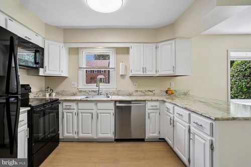 7561 Heatherton Ln, ROCKVILLE, MD, 20854-3221 | Card Image