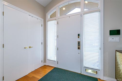 79 Meadow Woods Rd, Great Neck, NY, 11020-1330 | Card Image