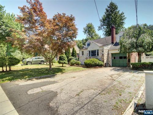 111 Broad Ave, Leonia, NJ, 07605-2020 | Card Image