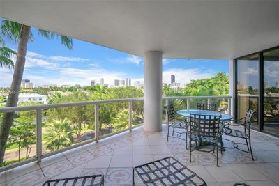 402 - 3600 Yacht Club Dr, Condo with 3 bedrooms, 2 bathrooms and null parking in Aventura FL | Image 2