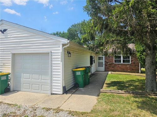 14742 Hillcrest Ave, Middlefield, OH, 44062-9373 | Card Image