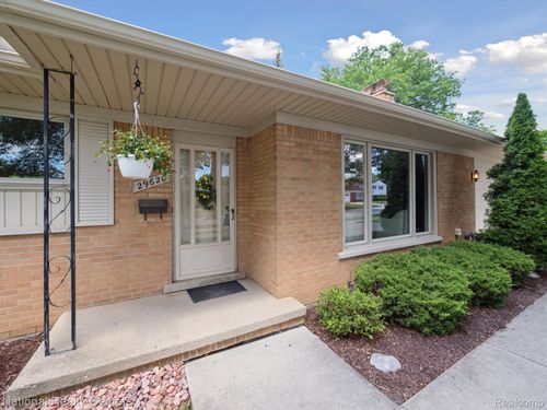 29620 Oakview St, Livonia, MI, 48154-4464 | Card Image