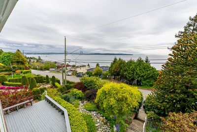 15397 Columbia Ave, House other with 5 bedrooms, 3 bathrooms and 3 parking in White Rock BC | Image 2