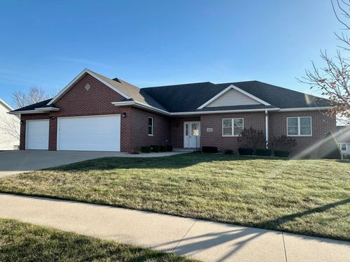 1013 Rosewood Drive, Manchester, IA, 52057 | Card Image