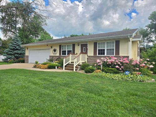 207 Wilson Dr, Watseka, IL, 60970-7602 | Card Image