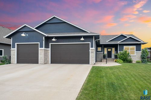 920 S Torrey Pine Ln, Sioux Falls, SD, 57110-7677 | Card Image