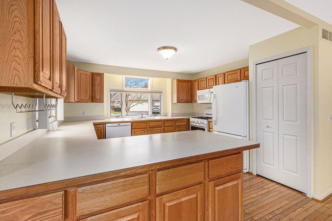 2250 Willow Tree Dr, Condo with 2 bedrooms, 3 bathrooms and null parking in Brighton MI | Image 6