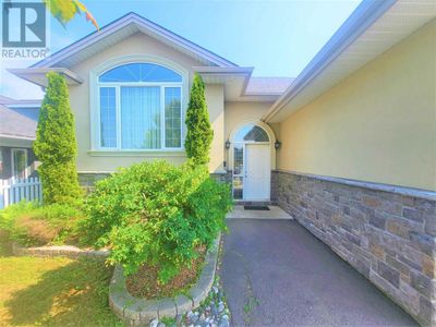 205 Sunrise Blvd, Home with 3 bedrooms, 2 bathrooms and null parking in Thunder Bay ON | Image 2