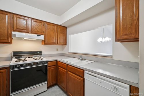 2311 Heritage Pointe Dr, Sterling Heights, MI, 48314-3739 | Card Image