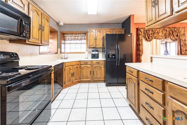 911 S Peck St, House other with 3 bedrooms, 2 bathrooms and null parking in Shiner TX | Image 6