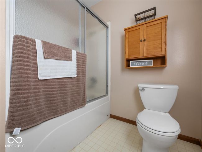 Upstairs bathroom | Image 32