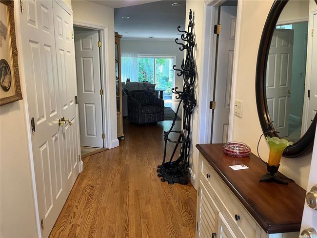 105 - 105 Carriage Ln, Condo with 2 bedrooms, 4 bathrooms and null parking in Plainview NY | Image 4