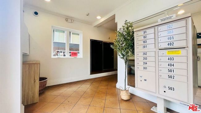 APT-203 - 5633 Carlton Way, Condo with 2 bedrooms, 3 bathrooms and null parking in Hollywood CA | Image 13