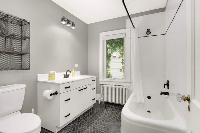 Full Bathroom | Image 19