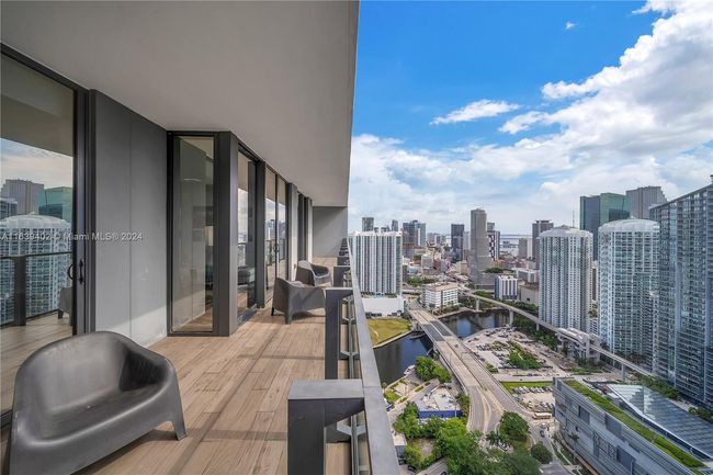 APT-3705 - 88 Sw 7 Th St, Condo with 2 bedrooms, 3 bathrooms and null parking in MIAMI FL | Image 13