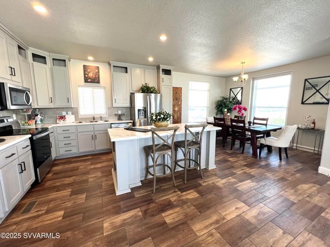 Kitchen Dining Area | Image 12