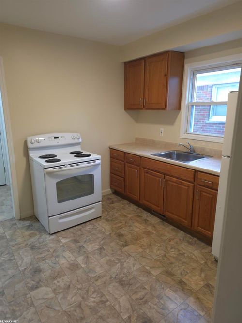 21116 Cyman Ave, Warren, MI, 48091-4327 | Card Image