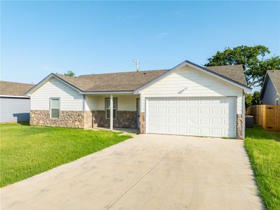 413 Whitney Court, House other with 3 bedrooms, 2 bathrooms and 2 parking in Rio Vista TX | Image 2