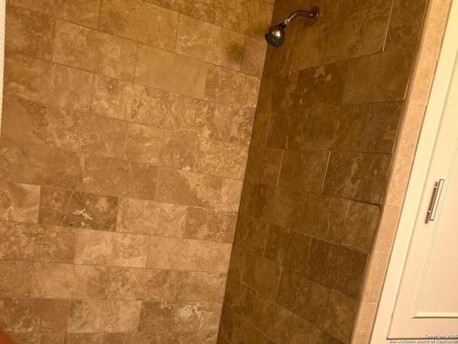 Tub/shower combo | Image 9