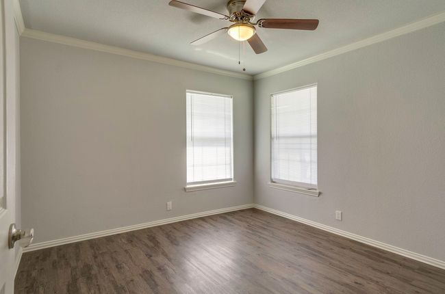 Unfurnished room featuring dark wood-style flooring, crown molding, and a ceiling fan | Image 28