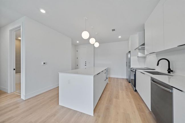 UNIT-426 - 1701 Simond Ave, Condo with 2 bedrooms, 2 bathrooms and 2 parking in Austin TX | Image 5