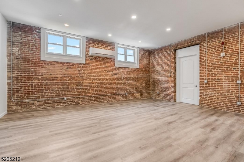 Residential Lease in Newton Town 3