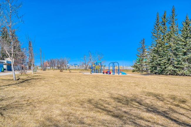 5407 Ladbrooke Drive Sw, Home with 3 bedrooms, 1 bathrooms and 6 parking in Calgary AB | Image 29