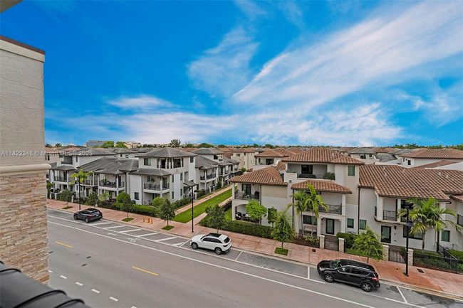 4690 Nw 84 Th Ave, Townhouse with 3 bedrooms, 5 bathrooms and null parking in Doral FL | Image 36