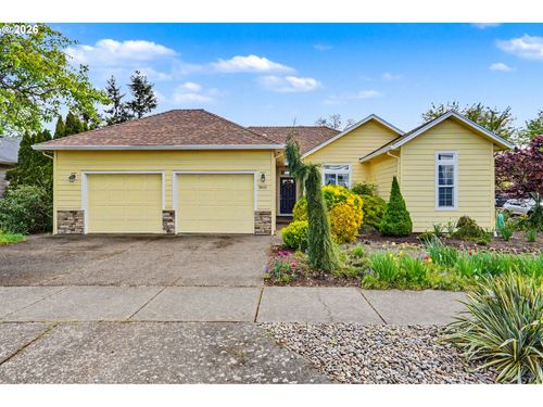 860 N 2nd St, Silverton, OR, 97381-1477 | Card Image