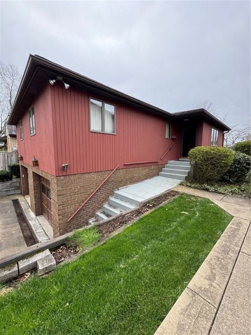 2002 Michael Ave, Irwin, PA, 15642-3915 | Card Image