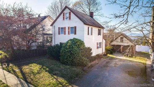 24 Dennis St, Manhasset, NY, 11030-3010 | Card Image