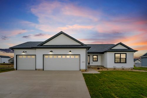 2721 Autumn Woods Dr, Cedar Falls, IA, 50613-2373 | Card Image