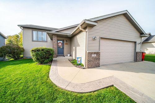 300 Luella Pl Ne, Stewartville, MN, 55976-7917 | Card Image