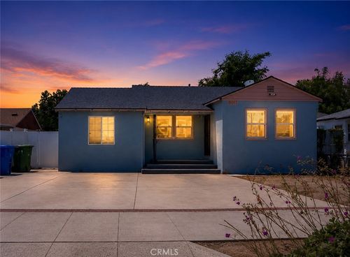 8017 Noble Ave, Panorama City, CA, 91402-5611 | Card Image