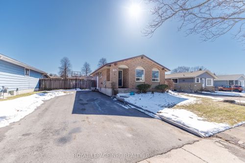 7354 N Dorset Pl, Niagara Falls, ON, L2J3T4 | Card Image