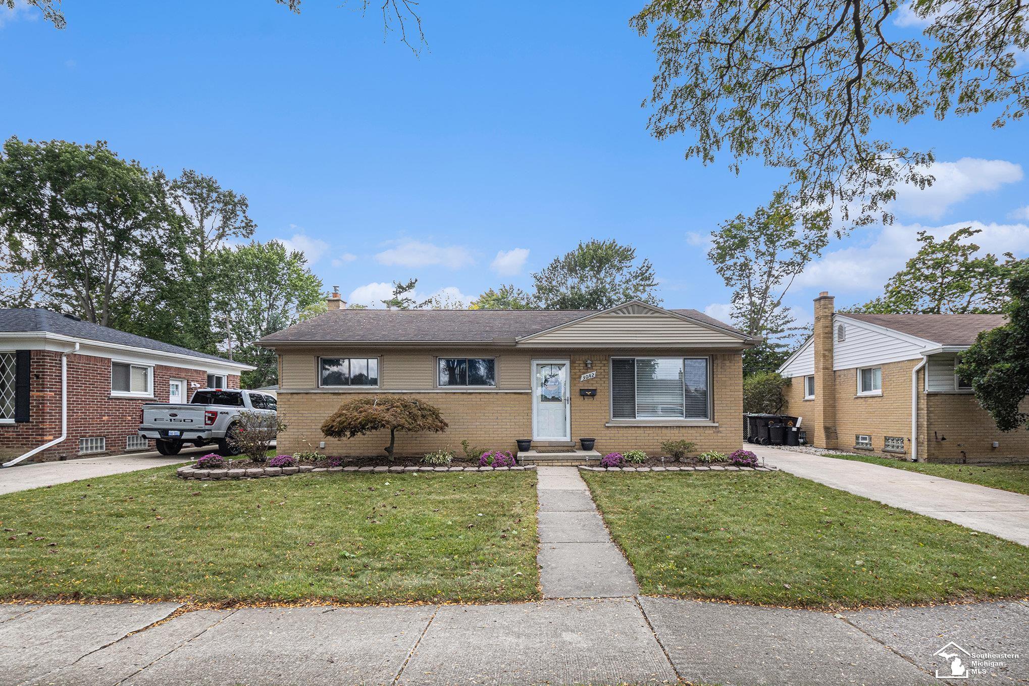 Grange Rd, Trenton, MI 48183