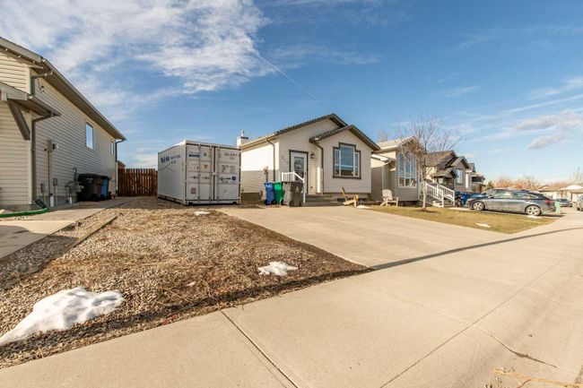 215 Heritage Court W, Home with 4 bedrooms, 2 bathrooms and 2 parking in Lethbridge AB | Image 2