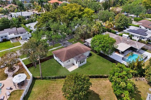 2125 Alamanda Dr, North Miami, FL, 33181-2604 | Card Image