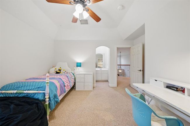 Back upstairs bedroom connected by the jack-n-jill bathroom. | Image 35