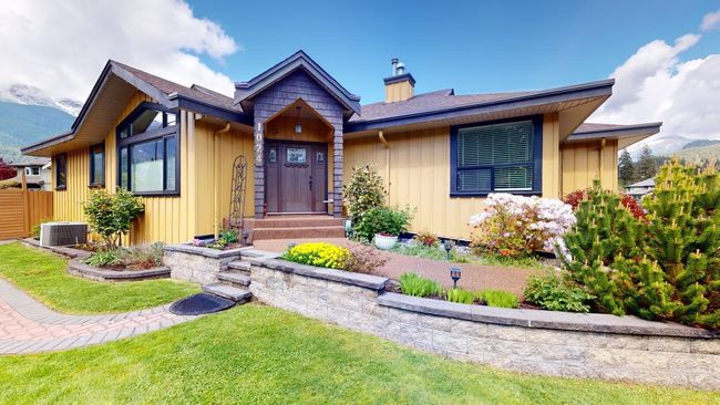 1024 Wenda Place, House other with 3 bedrooms, 2 bathrooms and 4 parking in Squamish BC | Image 5