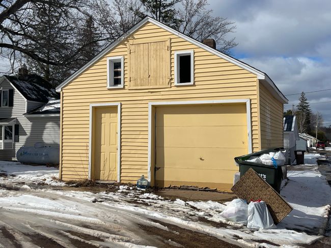 oversized garage | Image 21