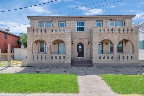 915 8th St, Galveston, TX, 77550-9211 | Card Image