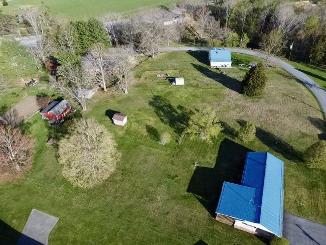 186 Summit Dr, Home with 3 bedrooms, 2 bathrooms and null parking in Peterstown WV | Image 7