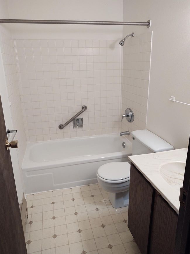 Rolling Hills Bathroom.jpg | Image 10