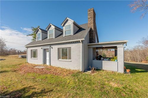 330 Parkway Ln S, FLOYD, VA, 24091-4137 | Card Image