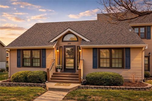 201 Stonebridge Ln, Smithville, MO, 64089-8486 | Card Image