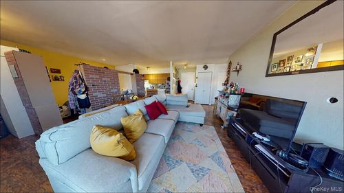 apt-3c-7252 Metropolitan Ave, Middle Village, NY, 11379-2193 | Card Image