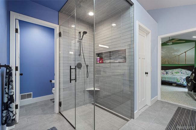Primary bath shower. | Image 8