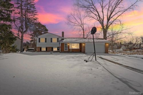 566 E Ridge Dr, Ortonville, MI, 48462-8803 | Card Image