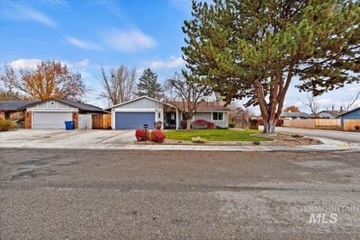 3518 N Dove Place, House other with 4 bedrooms, 3 bathrooms and 2 parking in Boise ID | Image 3